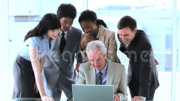 微笑的员工包围他们的经理视频的预览图