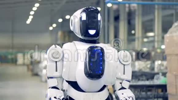 微笑机器人在工厂里向前行走视频的预览图