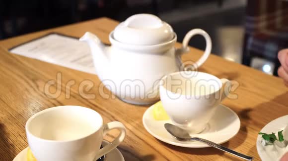 雄手将茶倒入白杯咖啡厅内部4k视频的预览图