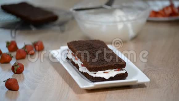 组装巧克力饼干的蛋糕饼干蛋糕的准备烤巧克力饼干蛋糕烹饪饼干视频的预览图