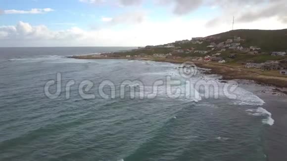 无人驾驶飞机沿海岸和琼根斯方丹的房屋飞行视频的预览图