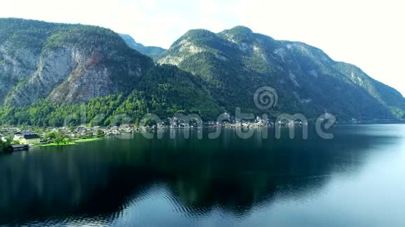 奥地利湖的空中景色和美丽的山景视频的预览图
