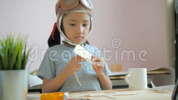 亚洲小女孩制作飞机木制模型选择焦点浅场深视频的预览图