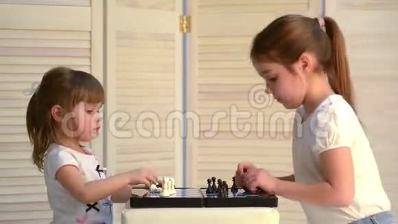 儿童下棋视频的预览图