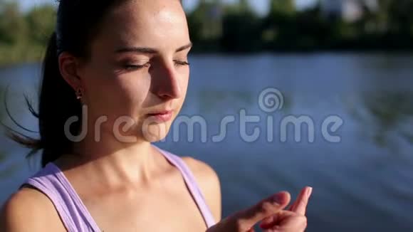 使用交替鼻孔呼吸的女人瑜伽视频的预览图