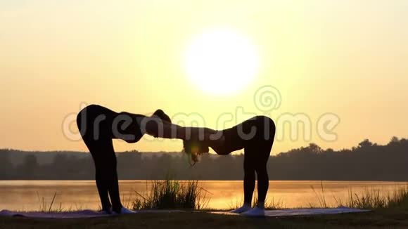 小女孩在湖边日落时伸展身体视频的预览图