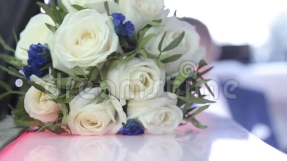 一束玫瑰花在运动中射击婚礼日视频的预览图
