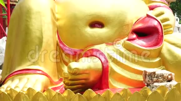 金色微笑的胖佛像坐着的雕像视频的预览图