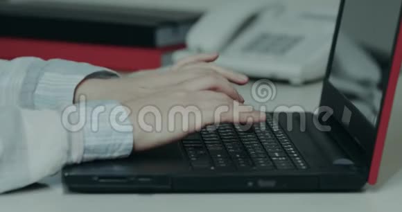 女人的双手从笔记本上轻敲键盘视频的预览图