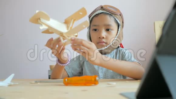 亚洲小女孩制作飞机木制模型选择焦点浅场深视频的预览图