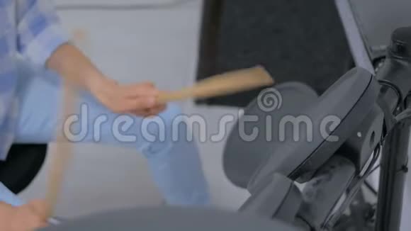 女人在电子鼓上演奏视频的预览图