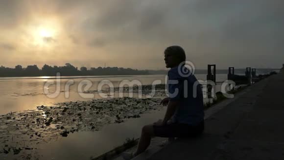 浪漫的人在夏日夕阳下的狄尼伯河岸快乐地漫步视频的预览图