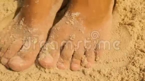女性的脚在黄沙中视频的预览图