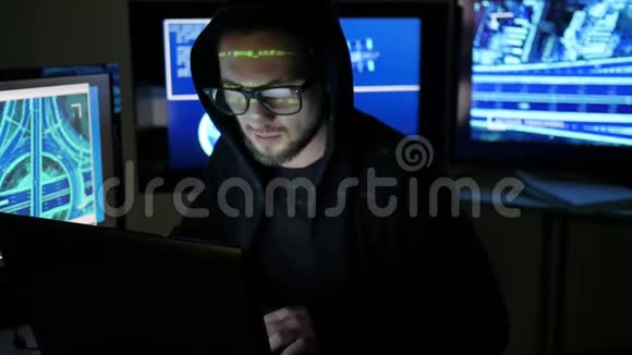犯罪黑客破解系统计算机恐怖主义无人跟踪物品网络间谍视频的预览图