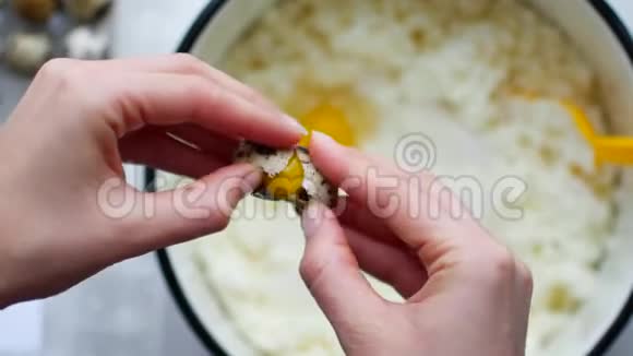 打碎鸡蛋烹饪食物烘焙原料打破鸡蛋分离蛋黄和蛋白质玻璃碗揉捏视频的预览图