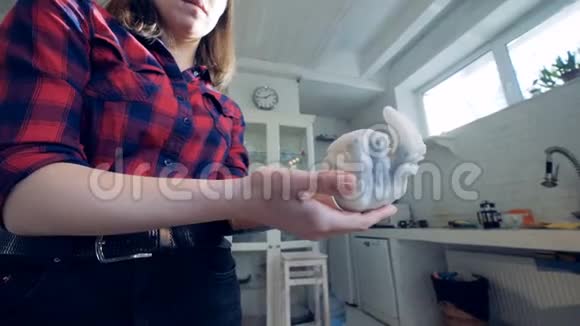 一个穿着假肢仿生手的女孩视频的预览图