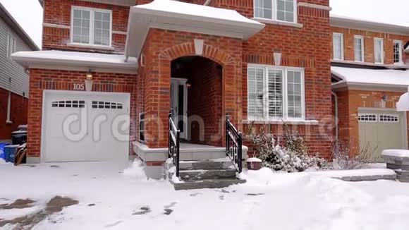 冬天的加拿大房子视频的预览图