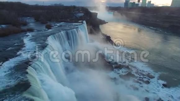 冬季日落时鸟瞰尼亚加拉大瀑布视频的预览图
