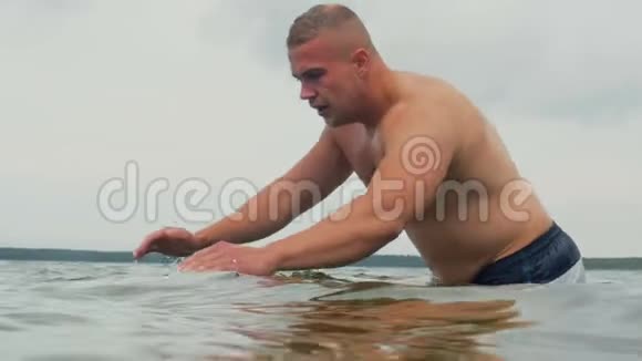 肌肉男在河边游泳体育度假概念视频的预览图