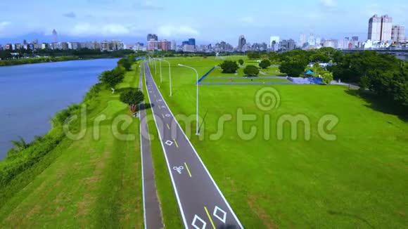 空中摄影台湾台北滨江公园蓝天白云树木绿草户外活动视频的预览图