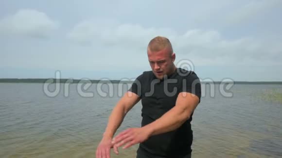 肌肉发达的帅哥在码头锻炼视频的预览图