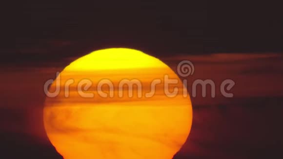 巨大的橙色太阳与云快速日出视频的预览图