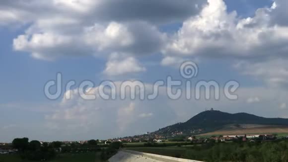 位于山下的城市Vrsac全景的时间流逝视频的预览图