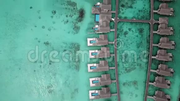 马尔代夫度假水上平房的鸟瞰图视频的预览图