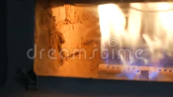 古老的煤气壁炉火焰燃烧视频的预览图