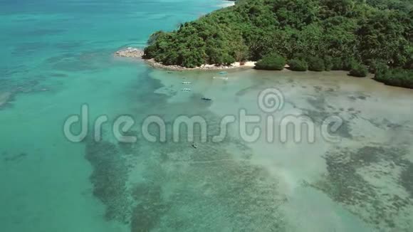 鸟瞰菲律宾传统船只停泊在海湾与清澈和绿松石水热带视频的预览图