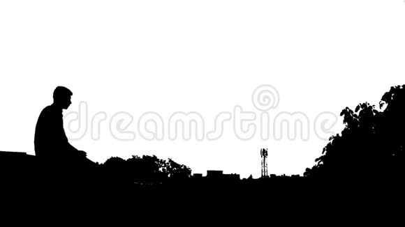 年轻人坐着欣赏风景阿尔法频道黑白镜头视频的预览图