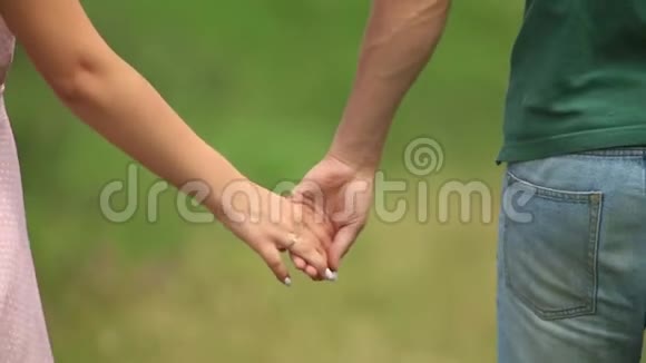 一对夫妇的亲密在田野里散步浪漫的气氛视频的预览图