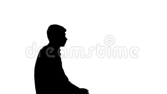 剪影拍摄了一个坐在沮丧中的年轻人白色背景视频的预览图