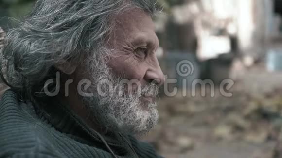 一位阿富汗老人看着摄像机特写镜头视频的预览图
