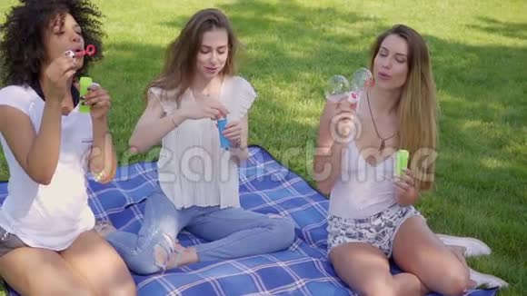 年轻的女人吹泡泡视频的预览图