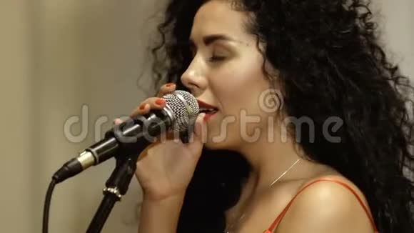 性感的红唇女人在麦克风里唱歌视频的预览图