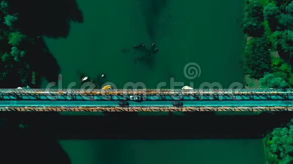 空中无人驾驶飞机射击沿车辆向前飞行跨越公路桥梁越过河流顶部视图视频的预览图