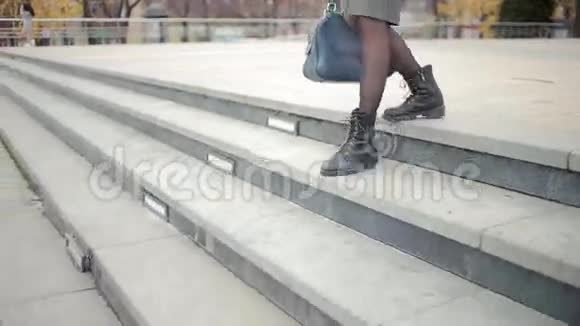 女足在街上行走视频的预览图