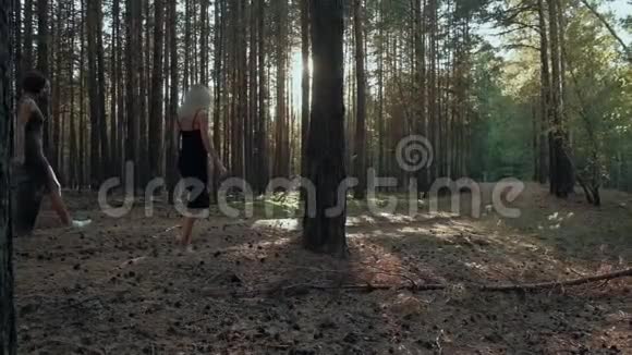女朋友在森林里夕阳下散步视频的预览图