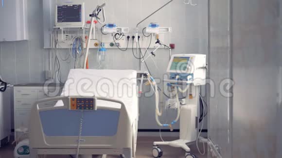 单人床和医院病房生命维持系统的组成部分视频的预览图