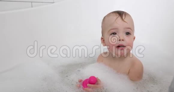 小孩洗澡玩玩具视频的预览图