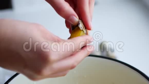 打碎鸡蛋烹饪食物烘焙原料打破鸡蛋分离蛋黄和蛋白质玻璃碗揉捏视频的预览图