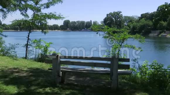 带长凳的美丽湖泊和绿化景观视频的预览图