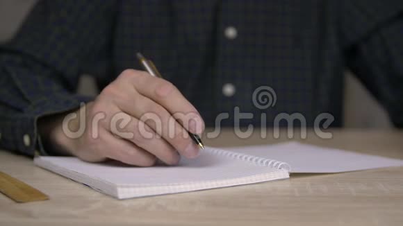 用钢笔在复印本上学习和写作的人用钢笔合上人的手把思绪写在笔记本上视频的预览图