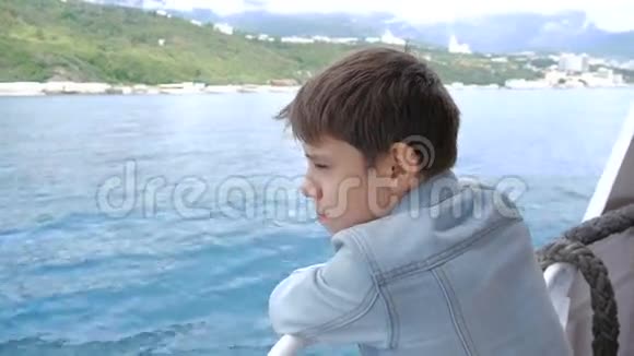 船上的男孩在大风天气里视频的预览图