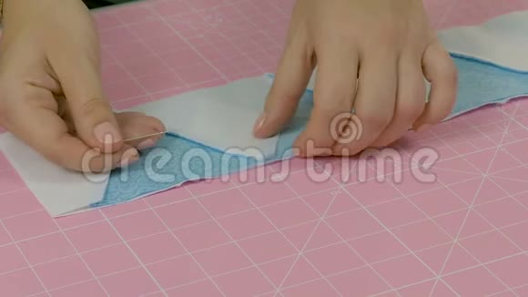 女裁缝用别针把布连接起来在缝纫机上做工件视频的预览图