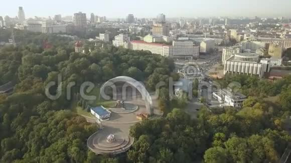 早上乘坐汽车前往基辅市中心的空中景观爱乐乐团Khreshchatyk街和基辅欧洲广场视频的预览图