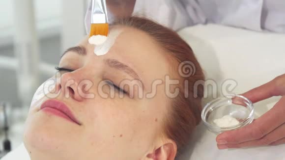 美容师在客户额头涂抹奶油视频的预览图