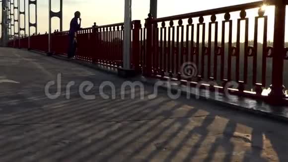 年轻人看着迪尼伯河微笑着在桥上思考视频的预览图