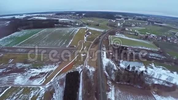 雾蒙蒙的阴天雪域环绕德国ICE列车在铁轨上经过的空中景色视频的预览图